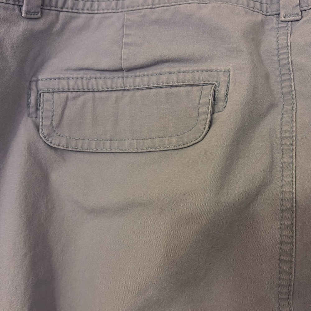 Dockers Light Blue Cargo Capri Pants. Size 12 - Picture 6 of 9
